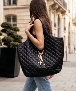ICARE maxi shopping bag in lambskin leather with a quilted effect.