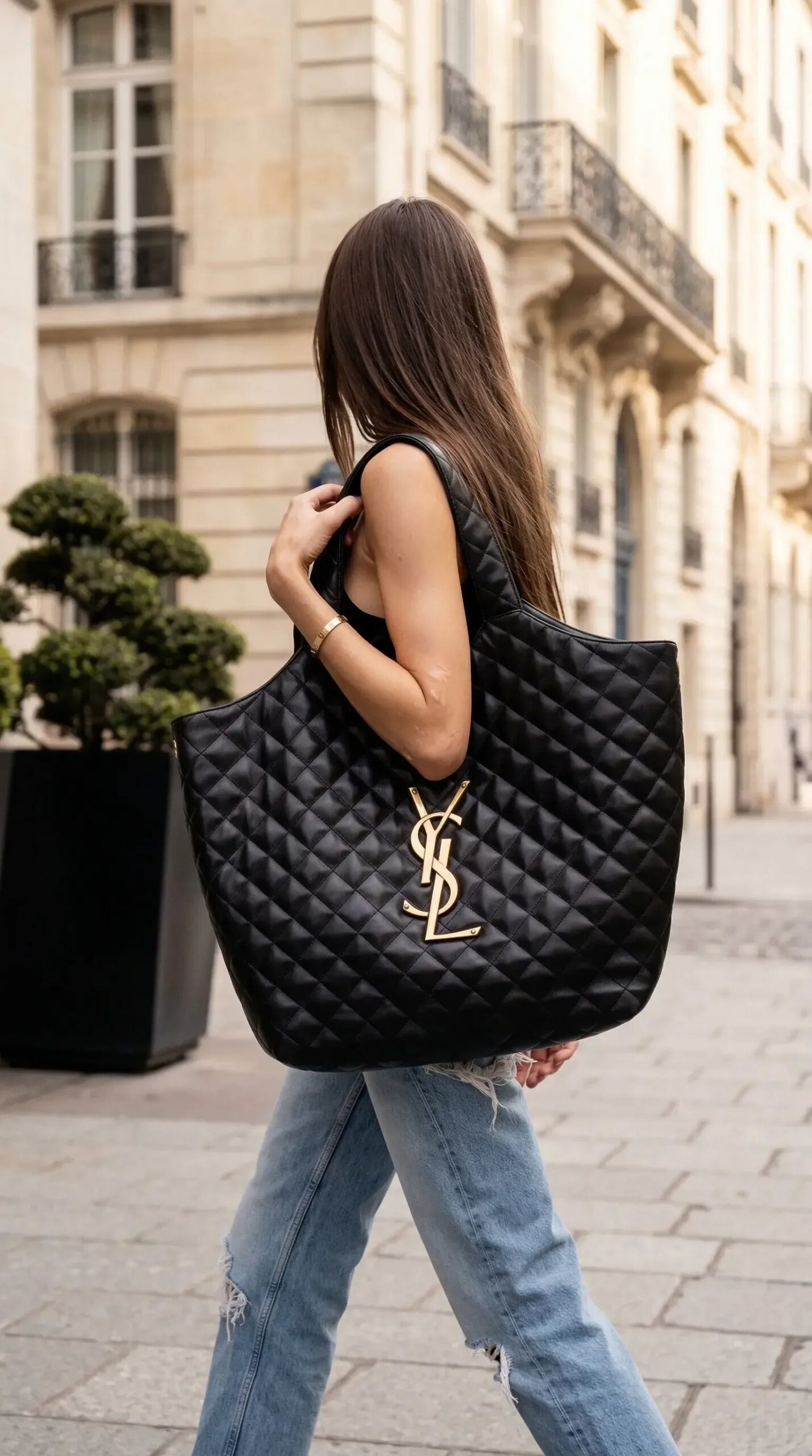 ICARE maxi shopping bag in lambskin leather with a quilted effect.