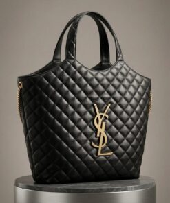 ICARE maxi shopping bag in lambskin leather with a quilted effect.